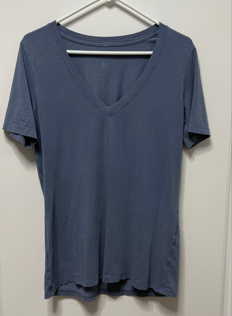 Lululemon Love Tee slate blue v-neck Medium ptp 19-21 short sleeve